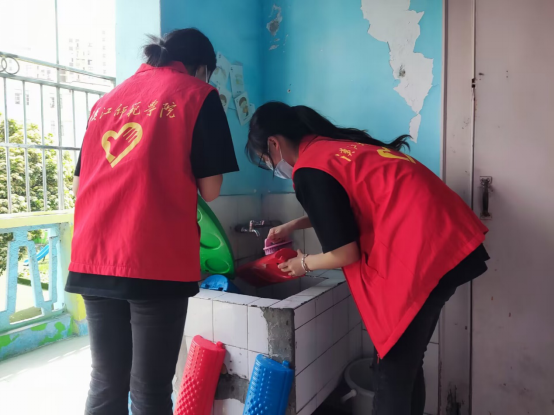 说明: http://mcs.hjnu.edu.cn/__local/B/32/A7/040A51727344066DBB5E229D4EB_B69A5A85_E18D0.png?e=.png